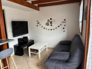 TV a/nebo společenská místnost v ubytování Janislove34 Maison 1 Chambre avec accès piscine dans résidence à Palavas les flots + 33 fotografií
