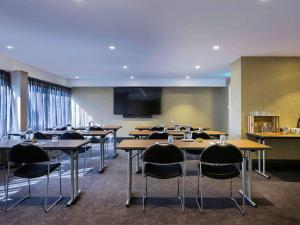 Mövenpick Hotel Wellington的电视和/或娱乐中心