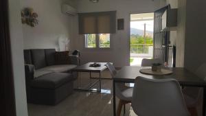 VotsalákiaにあるKamara Luxury ground floor apartmentsのソファとテーブルのあるリビングルーム