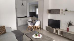 VotsalákiaにあるKamara Luxury ground floor apartmentsのソファとテーブルのあるリビングルーム
