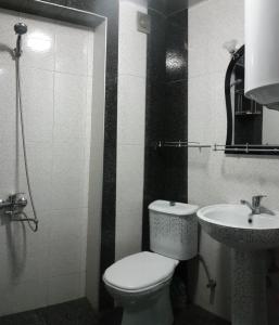 une salle de bain avec toilettes et lavabo dans l'établissement Goga Makharadze, à Batoumi 12 autres photos