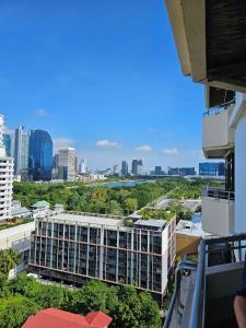 Uma varanda ou terraço em High Floor Great View 2BR 2BA 3 mins to Nana BTS