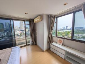 Uma televisão e/ou sistema de entretenimento em High Floor Great View 2BR 2BA 3 mins to Nana BTS