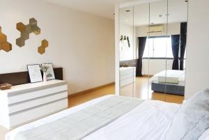 Uma cama ou camas num quarto em High Floor Great View 2BR 2BA 3 mins to Nana BTS