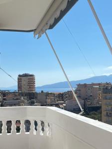 una vista de una ciudad desde un balcón en Andria Apartment, en Sarandë