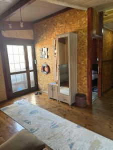 een kamer met een spiegel aan de muur bij Vuk - Ada Bojana in Ulcinj