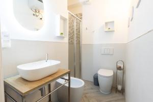 Ένα μπάνιο στο Urban Rooms +11 φωτογραφίες