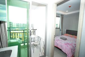 a bedroom with a bed and a balcony at Arcadia阿卡迪亚二期 in Pattaya South +55 photos