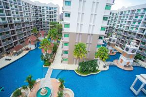 an aerial view of an apartment complex with a pool at Arcadia阿卡迪亚二期 in Pattaya South