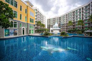 a swimming pool in the middle of a building at Arcadia阿卡迪亚二期 in Pattaya South