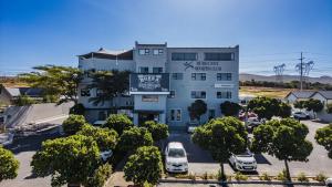 EdgemeadBudapest Boutique Hotel的停车场内有车辆停放的公寓大楼