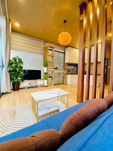 a living room with a couch and a table at Felix's Dalat Homestay in Khu Chi Lăng