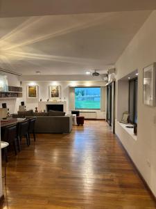 a living room with a couch and a table at La mejor opción para tu estadía en Córdoba con amigos in Cordoba +27 photos