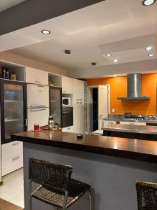 a kitchen with a counter and two chairs in it at La mejor opción para tu estadía en Córdoba con amigos in Cordoba