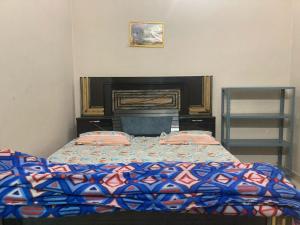 una camera da letto con un letto con un copriletto sopra di Prakash homestay a Ayodhya