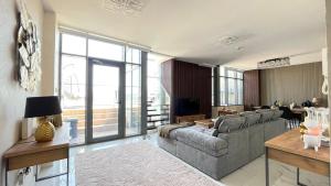 ein Wohnzimmer mit Sofa und Tisch in der Unterkunft Luxury Canal View Apartment Near Yas Island DABAS1 in Abu Dhabi