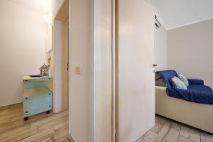 a small bedroom with a bed and a dresser at Il Giglio in San Vincenzo