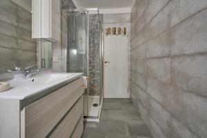 a bathroom with a sink and a shower at Il Giglio in San Vincenzo