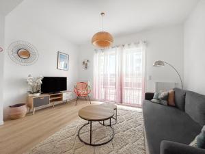 Televisyen dan/atau pusat hiburan di Appartement Cosy Avec Grande Terrasse