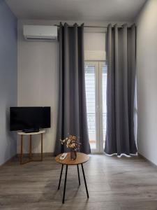 TV a/nebo společenská místnost v ubytování Golden Hour ολόκληρο σπίτι 60 τετραγωνικά Βόλος Θέα + 17 fotografií