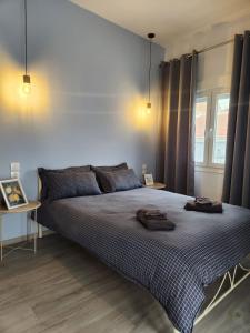 Postel nebo postele na pokoji v ubytování Golden Hour ολόκληρο σπίτι 60 τετραγωνικά Βόλος Θέα