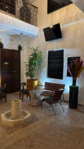 TV a/nebo společenská místnost v ubytování Dar Khmissa Riad & Spa