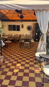 Posezení v ubytování Dar Khmissa Riad & Spa