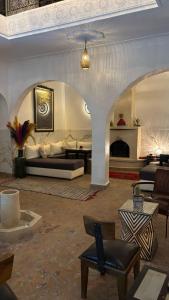 Posezení v ubytování Dar Khmissa Riad & Spa