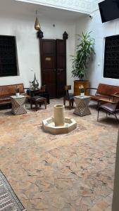 Posezení v ubytování Dar Khmissa Riad & Spa