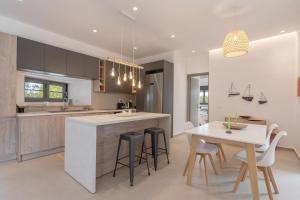 a kitchen and dining room with a table and chairs at Green & Purple in Khlóï