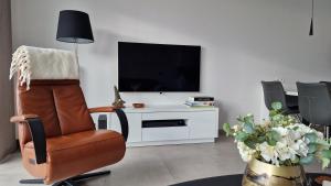 TV/trung tâm giải trí tại Modern luxury 1-bedroom apartment close to the beach and the sea T21