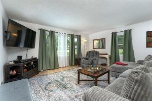 阿什维尔Cozy and Bright 3br apartment 15 min to DT Avl的带沙发和电视的客厅