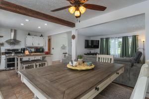 阿什维尔Cozy and Bright 3br apartment 15 min to DT Avl的厨房以及带木桌的起居室。