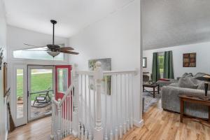Cozy and Bright 3br apartment 15 min to DT Avl的休息区