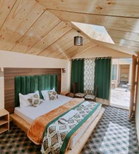 Ένα ή περισσότερα κρεβάτια σε δωμάτιο στο Pangong Tso Grand Lodge
