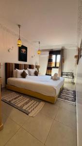 Postel nebo postele na pokoji v ubytování Dar Khmissa Riad & Spa