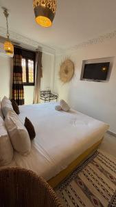 Postel nebo postele na pokoji v ubytování Dar Khmissa Riad & Spa