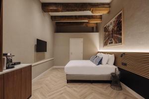 Giường trong phòng chung tại Adam's Canal House