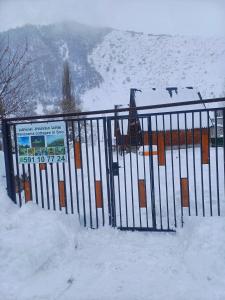 Panorama cottages in Sno v zimě