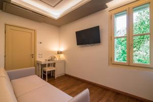 Televízia a/alebo spoločenská miestnosť v ubytovaní Terme Preistoriche Resort & Spa