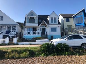 Un coche blanco aparcado delante de una casa en Little Hampton Beach House, en Herne Bay