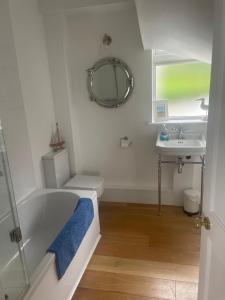un baño con bañera y lavabo en Little Hampton Beach House, en Herne Bay