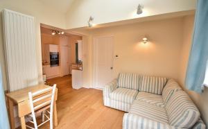 una sala de estar con un sofá y una mesa en Little Hampton Beach House, en Herne Bay