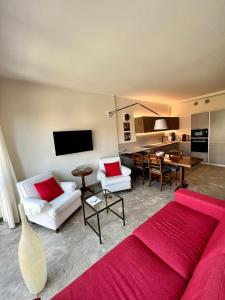 salon z czerwoną kanapą i stołem w obiekcie Avenue Rooms w Weronie