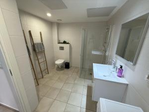 J&G Suites的一间浴室