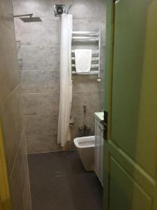 Koupelna v ubytování Qala Hotel
