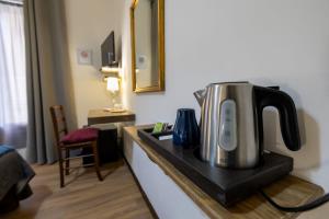 Příslušenství pro přípravu čaje a kávy v ubytování B&B Domus Enna