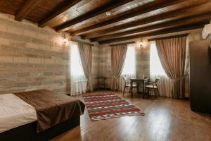 Postel nebo postele na pokoji v ubytování Qala Hotel
