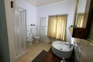 Koupelna v ubytování B&B Domus Enna