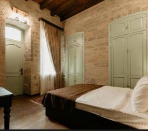 Postel nebo postele na pokoji v ubytování Qala Hotel
